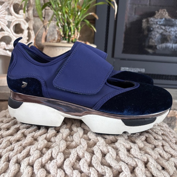 Gioseppo Women's SZ 7 Navy w/ White Sport Casual Happy Collection Velcro Top - Picture 7 of 16